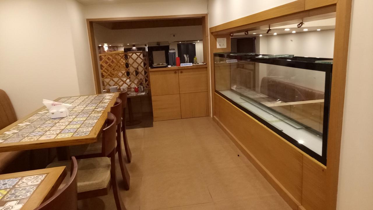 Hotel Umesh Daman Exterior photo